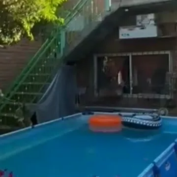 Nevjerojatno! Otac odlučio izvesti spektakularan skok u bazen, mreže gore od reakcija