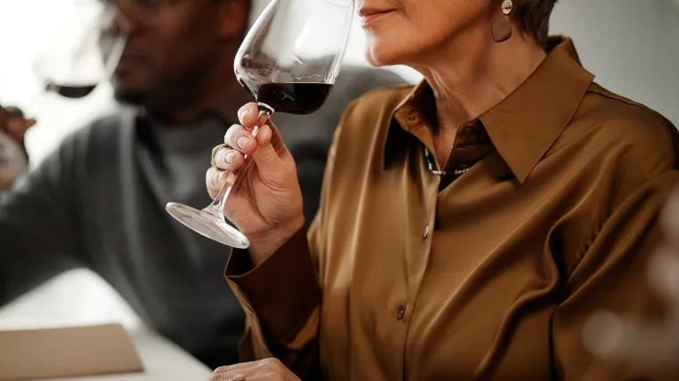 Kardiokirurg konačno razjasnio vječnu dilemu: Je li crno vino zaista dobro za srce?