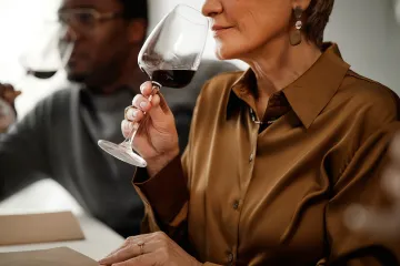 Kardiokirurg konačno razjasnio vječnu dilemu: Je li crno vino zaista dobro za srce?