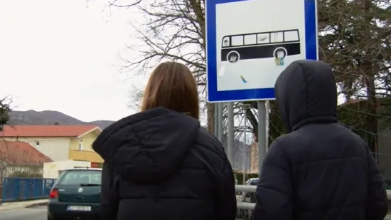 Učenici Muća i Ružića stoje uz cestu u neizvjesnosti, majka Zrinka: 'Nećemo odustati od na&scaron;e djece!'