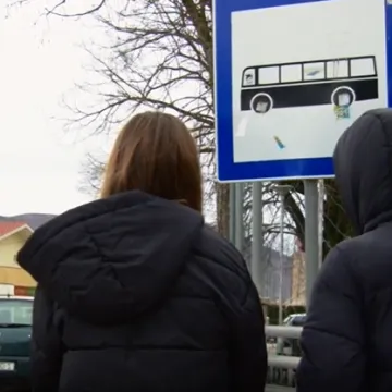 Učenici Muća i Ružića stoje uz cestu u neizvjesnosti, majka Zrinka: 'Nećemo odustati od na&scaron;e djece!'