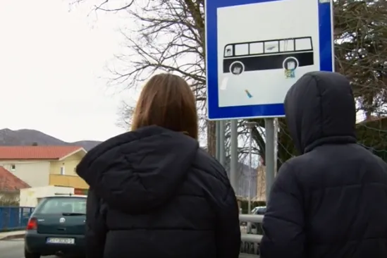 Učenici Muća i Ružića stoje uz cestu u neizvjesnosti, majka Zrinka: 'Nećemo odustati od na&scaron;e djece!'