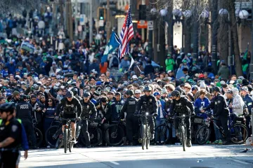 Ljudi vise sa semafora, a &scaron;kole su prazne: Milijun ljudi iza&scaron;lo na ulice pozdraviti prvake