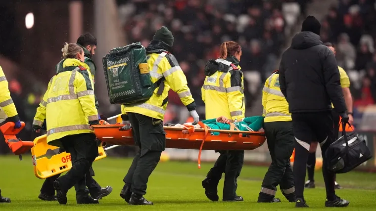 Liverpool do važna tri boda, susret obilježila mučna ozljeda, pružali mu pomoć pet minuta