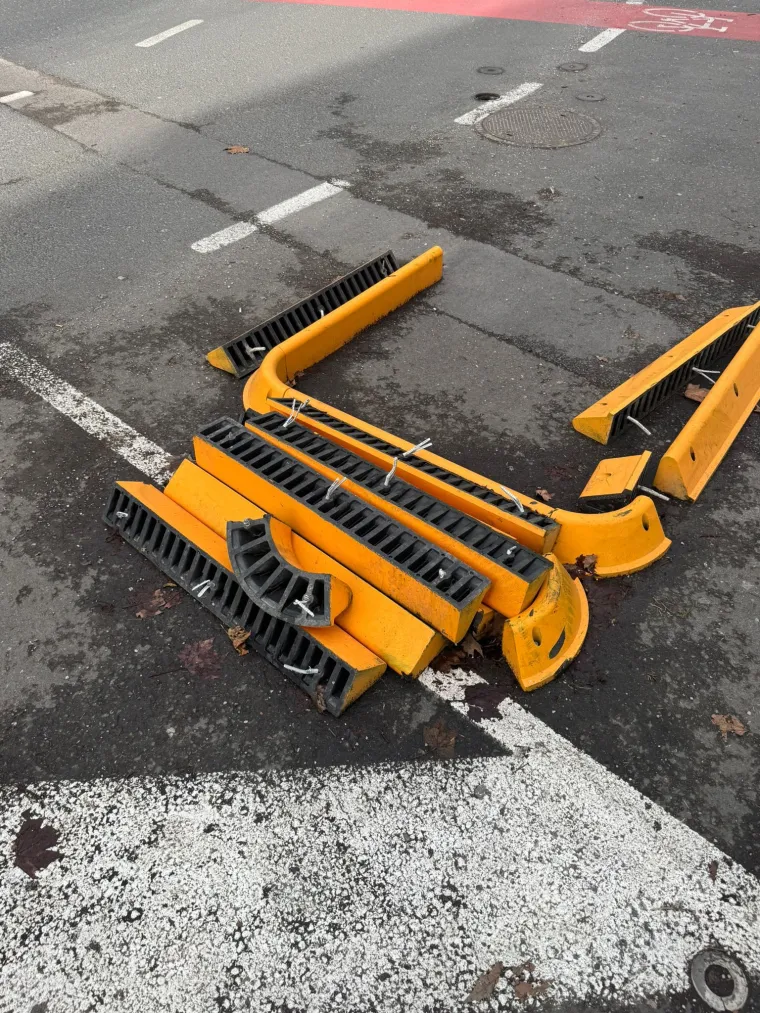 Netko će nastradati! Razvaljene barijere stoje mjesecima usred Zagreba, nitko ne reagira