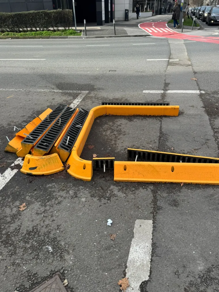 Netko će nastradati! Razvaljene barijere stoje mjesecima usred Zagreba, nitko ne reagira