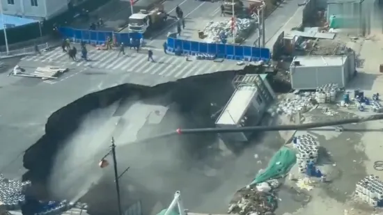 Ogroman ponor progutao ulicu u sekundi! Pogledajte snimku trenutka kad se 'zemlja' otvorila