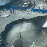 Ogroman ponor progutao ulicu u sekundi! Pogledajte snimku trenutka kad se 'zemlja' otvorila