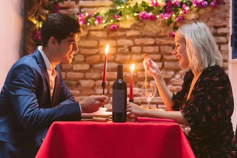 Od pada s balkona do vjetra u redu za kavu: Ovo su najluđa upoznavanja parova na svijetu