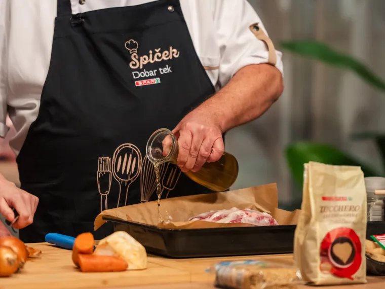 Kako su chef Tomislav &Scaron;piček i glumica &ldquo;Divljih pčela&rdquo; od svinjskog vrata i heljde napravili jelo koje se dugo pamti