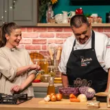 Kako su chef Tomislav &Scaron;piček i glumica &ldquo;Divljih pčela&rdquo; od svinjskog vrata i heljde napravili jelo koje se dugo pamti