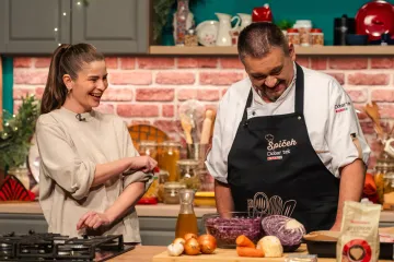 Kako su chef Tomislav &Scaron;piček i glumica &ldquo;Divljih pčela&rdquo; od svinjskog vrata i heljde napravili jelo koje se dugo pamti