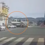 Kamera snimila trenutak nesreće: Tramvaj u&scaron;ao u zavoj, a onda je krenuo užas