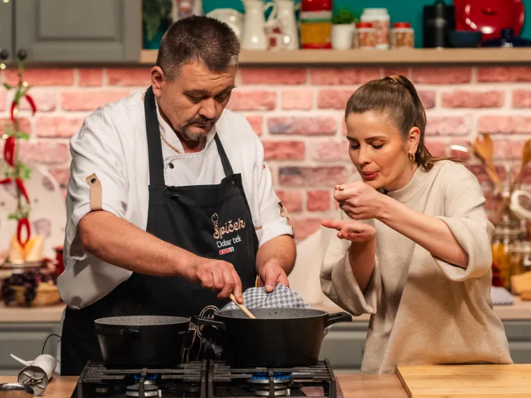Kako su chef Tomislav &Scaron;piček i glumica &ldquo;Divljih pčela&rdquo; od svinjskog vrata i heljde napravili jelo koje se dugo pamti