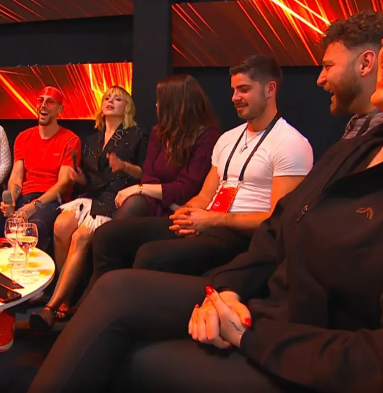 Mi&scaron;ićavi frajer s Dore postao hit večeri: Evo tko je ljepotan koji je zaludio Hrvatice