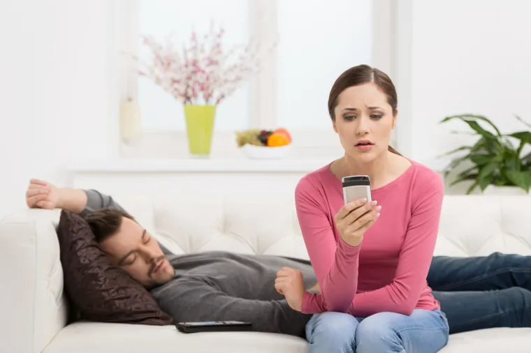 Hrvati otkrili je li u redu provjeravati partnerove poruke na mobitelu? 'Svi lažu velikim slovima'