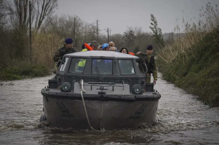 Oluja poharala dvije zemlje, zatvorene &scaron;kole, tisuće evakuirano: Poginula jedna osoba, 86 ozlijeđenih
