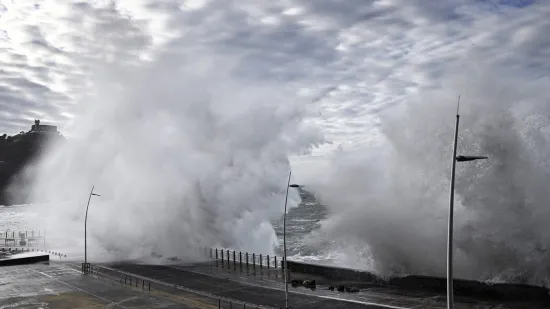 Oluja poharala dvije zemlje, zatvorene &scaron;kole, tisuće evakuirano: Poginula jedna osoba, 86 ozlijeđenih