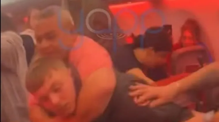 Zubi letjeli po avionu, sve je bilo puno krvi: &Scaron;iri se dramatična snimka masovne tučnjave