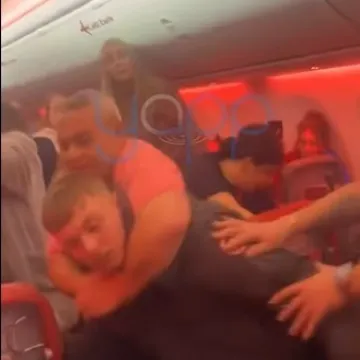 Zubi letjeli po avionu, sve je bilo puno krvi: &Scaron;iri se dramatična snimka masovne tučnjave