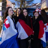 Ljepotice, fanovi, oznake HOS-a i ZDS uoči Thompsonovog koncerta u &Scaron;irokom Brijegu