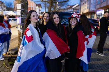 Ljepotice, fanovi, oznake HOS-a i ZDS uoči Thompsonovog koncerta u &Scaron;irokom Brijegu