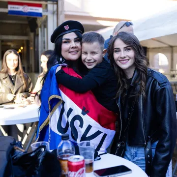 Ljepotice, fanovi, oznake HOS-a i ZDS uoči Thompsonovog koncerta u &Scaron;irokom Brijegu