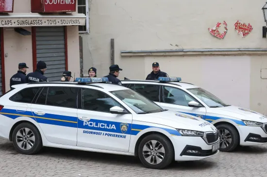 Dvojica mu&scaron;karaca se potukli u stanu, pa jedan od njih napao prolaznicu i umro u bolnici