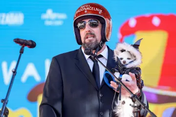 Erlić vi&scaron;e nije gradonačelnik, na njegovo mjesto do&scaron;ao pjevač! Svog ljubimca dovodi i na posao