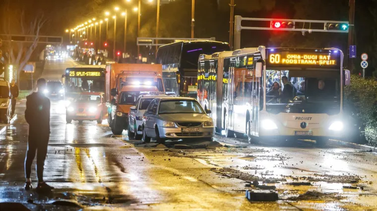 Pukla vodovodna cijev, a onda je naletio automobil i nastao kaos