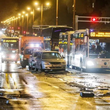 Drama u noći: Pukla vodovodna cijev, naletio automobil - nastao kaos