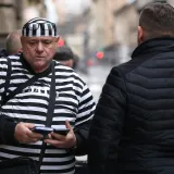 Pazite &scaron;to je Keleminec obukao za novi prosvjed: Thompson tre&scaron;tao ispred sredi&scaron;njice HDZ-a