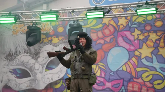 Prepoznajte li tko se ovo maskirao u Thompsona? Zabio mač na pozornici, čule se Čavoglave