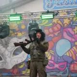 Prepoznajte li tko se ovo maskirao u Thompsona? Zabio mač na pozornici, čule se Čavoglave