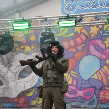 Prepoznajte li tko se ovo maskirao u Thompsona? Zabio mač na pozornici, čule se Čavoglave