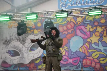 Prepoznajte li tko se ovo maskirao u Thompsona? Zabio mač na pozornici, čule se Čavoglave