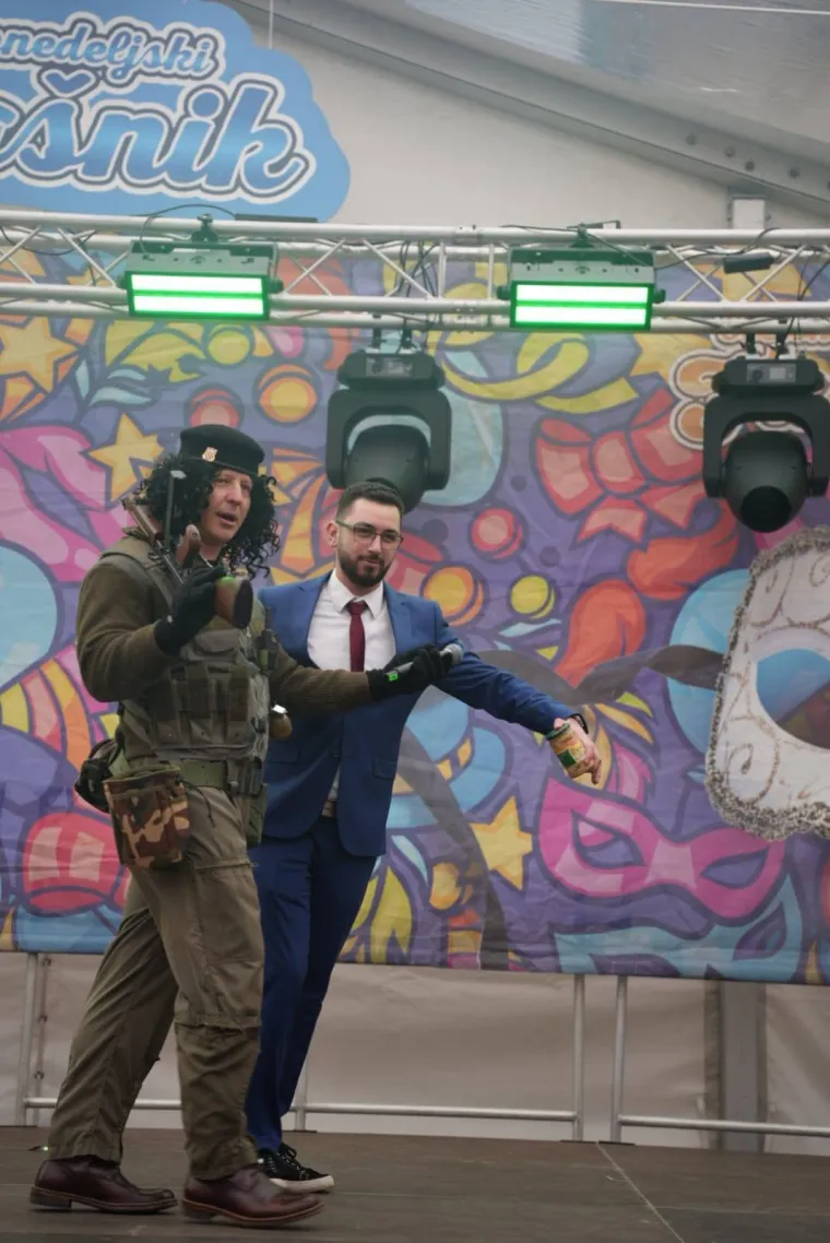 Prepoznajte li tko se ovo maskirao u Thompsona? Zabio mač na pozornici, čule se Čavoglave