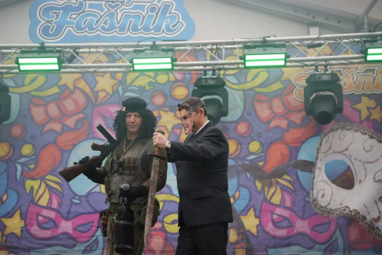 Prepoznajte li tko se ovo maskirao u Thompsona? Zabio mač na pozornici, čule se Čavoglave