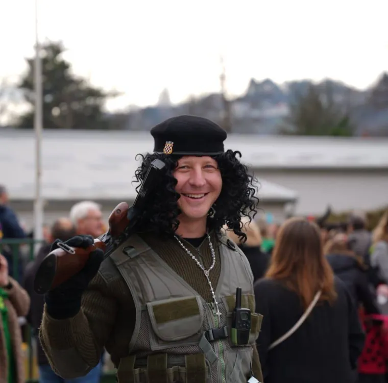 Prepoznajte li tko se ovo maskirao u Thompsona? Zabio mač na pozornici, čule se Čavoglave