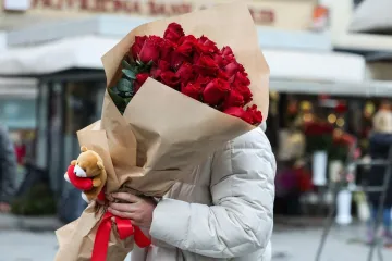 Valentinovo na Cvjetnom trgu: &Scaron;areni buketi ruža ukrasili najromantičniji zagrebački trg