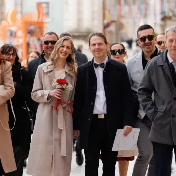 Koliko zaljubljenih na jednom mjestu! Lijepe djevojke i mladići ukrali poglede u centru Zadra