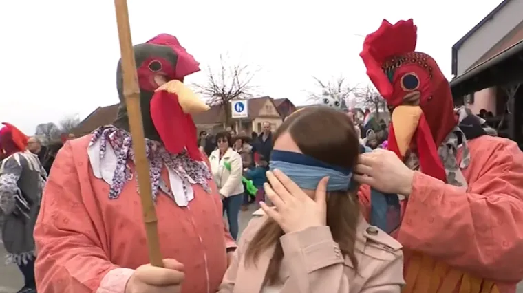 Mladići preru&scaron;eni u pijetlove vrebaju 'koke': 'Ako ga pogodi, znači da će se udati ove godine'