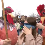 Mladići preru&scaron;eni u pijetlove vrebaju 'koke': 'Ako ga pogodi, znači da će se udati ove godine'