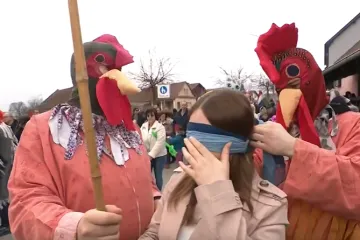 Mladići preru&scaron;eni u pijetlove vrebaju 'koke': 'Ako ga pogodi, znači da će se udati ove godine'
