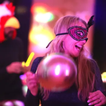 'Valentinovo pod maskama': Tajanstvena plavu&scaron;a ukrala svu pažnju na karnevalskoj zabavi