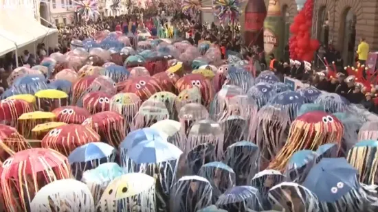 Rijeka poput drugog planeta: Tisuće maski preplavilo grad u ludoj karnevalskoj povorci