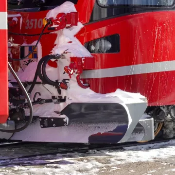 Lavina izbacila vlak iz tračnica! U tijeku je akcija spa&scaron;avanja, ima ozlijeđenih