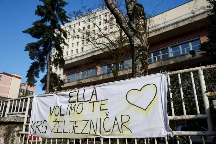 Ella (17) iz tramvaja smrti se probudila: Pogledajte emotivne poruke ispred bolnice