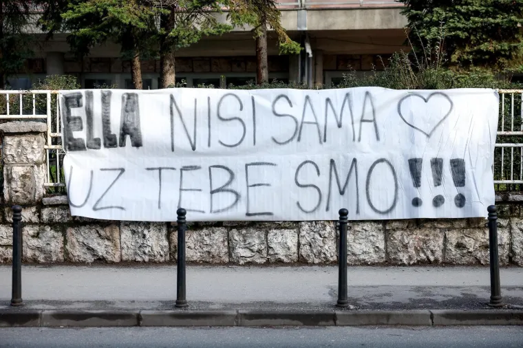 Ella (17) iz tramvaja smrti se probudila: Pogledajte emotivne poruke ispred bolnice