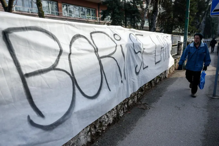 Ella (17) iz tramvaja smrti se probudila: Pogledajte emotivne poruke ispred bolnice